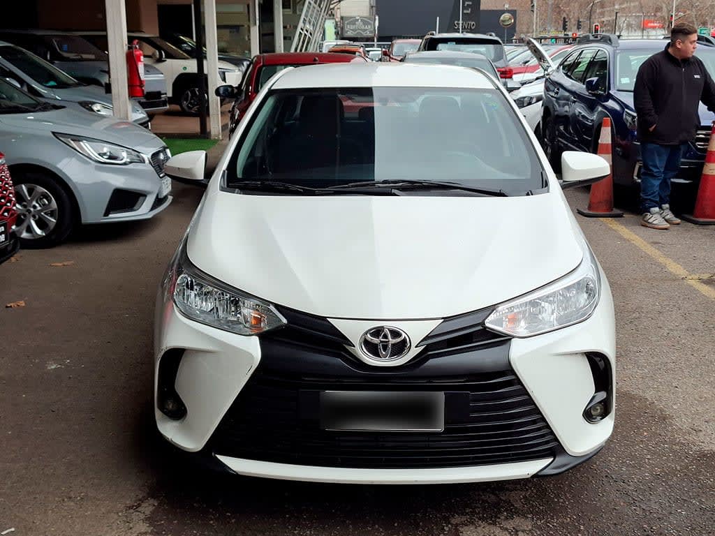 Toyota Yaris Sedan 1.5 Xli C año 2022