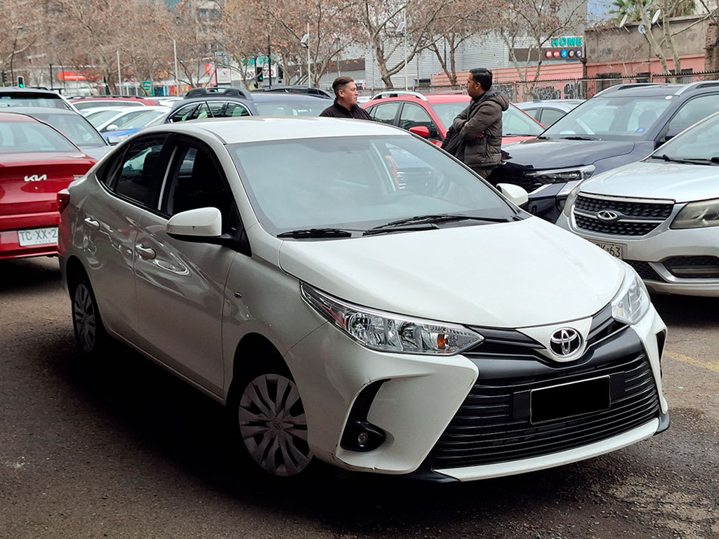 Toyota Yaris Sedan 1.5 Xli C año 2022