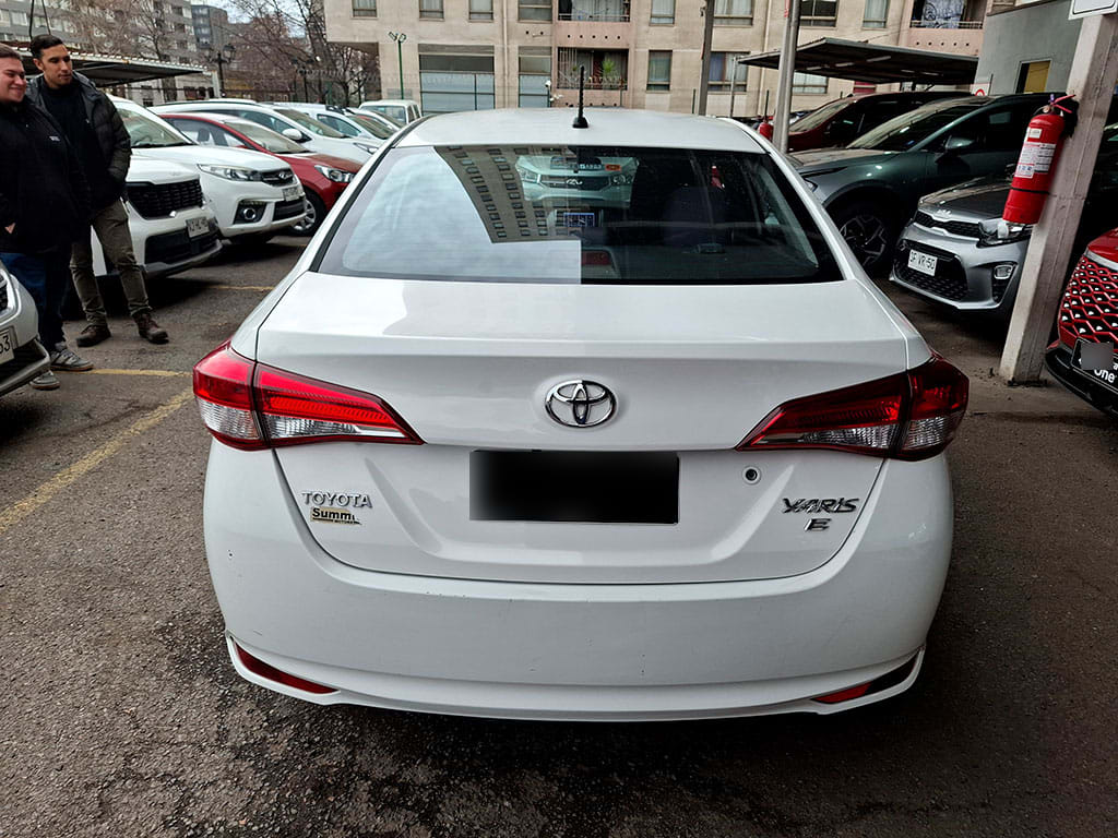 Toyota Yaris Sedan 1.5 Xli C año 2022