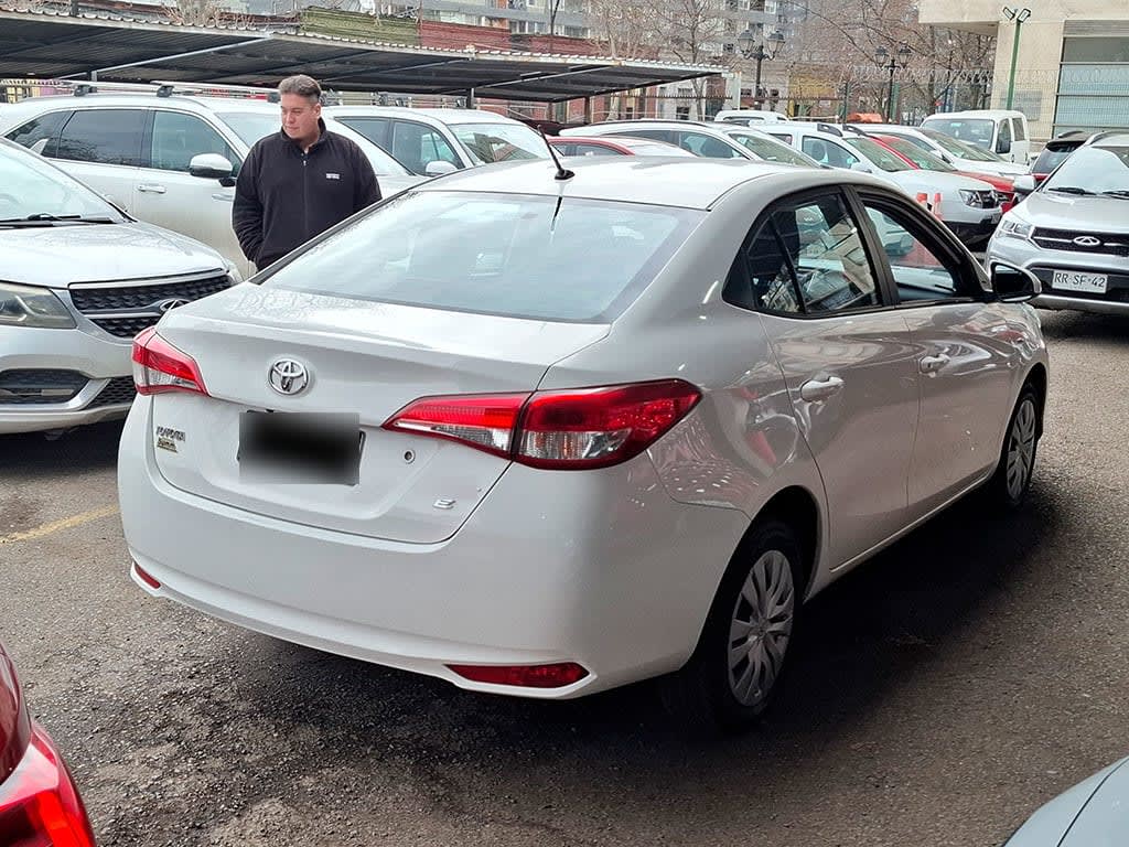 Toyota Yaris Sedan 1.5 Xli C año 2022