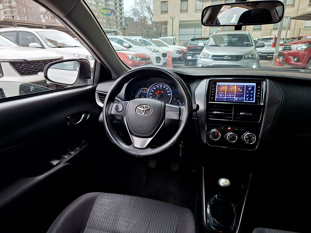 Toyota Yaris Sedan 1.5 Xli C año 2022