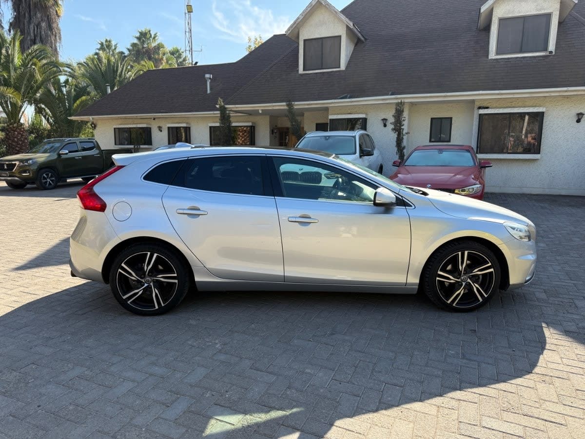 VOLVO V40 1.6 T4 R-Design Mt año 2018