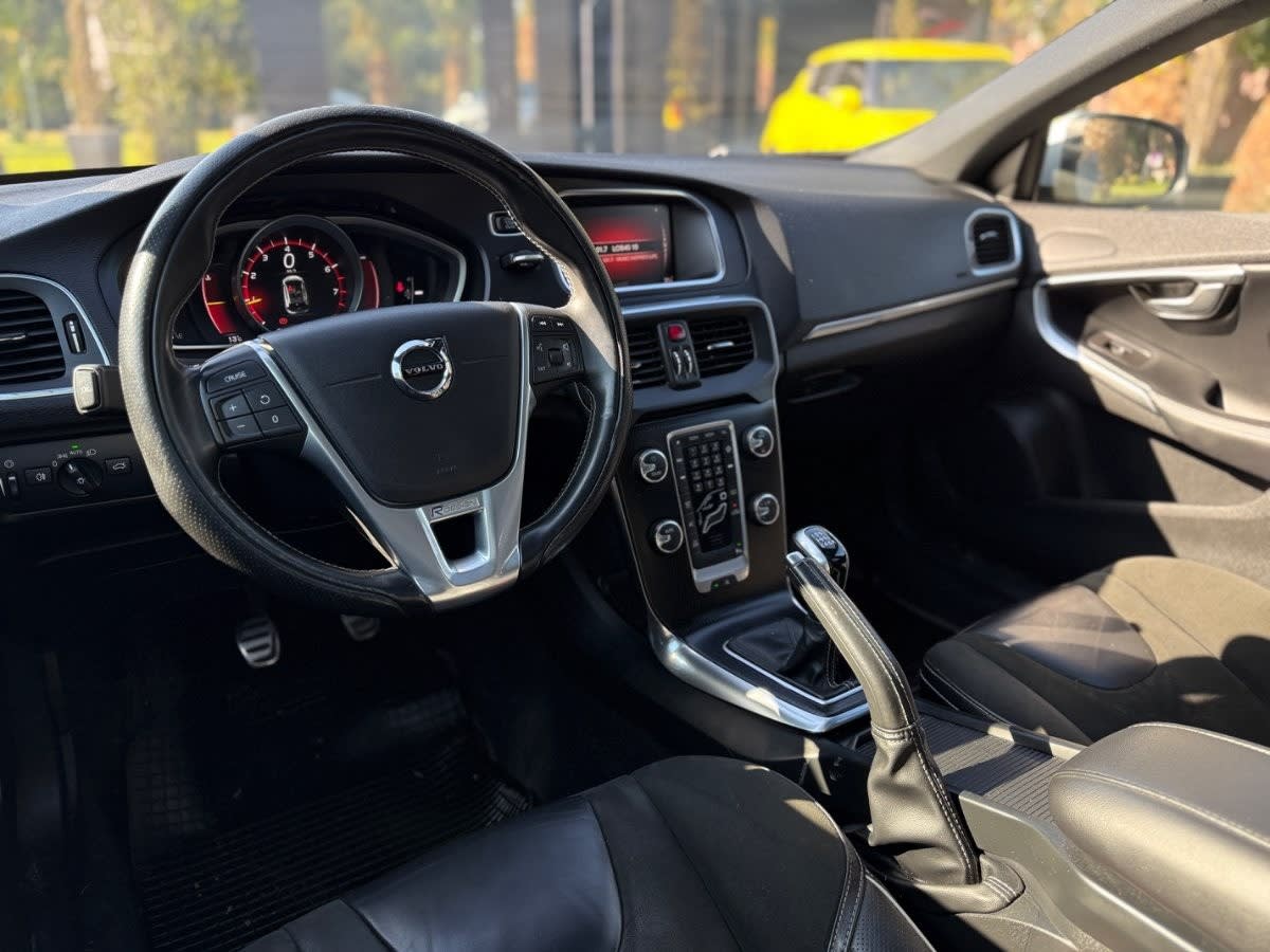 VOLVO V40 1.6 T4 R-Design Mt año 2018