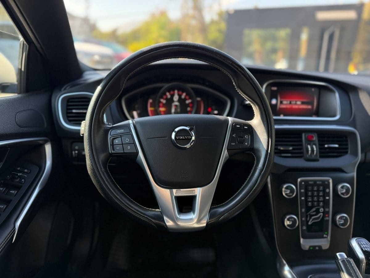 VOLVO V40 1.6 T4 R-Design Mt año 2018
