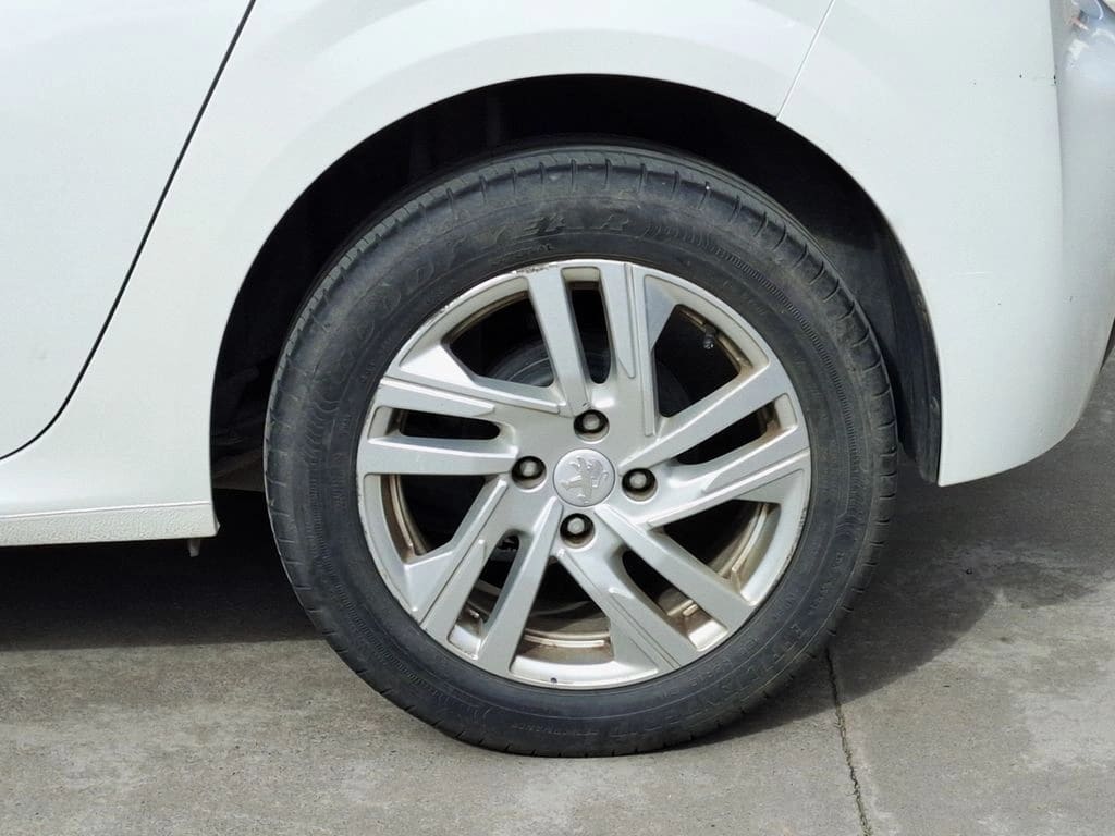 Peugeot 208 1.2 Style Puretech 75 4x2 Mt 5p año 2023