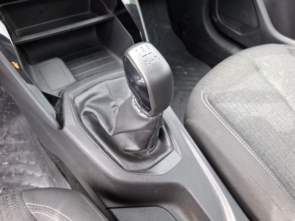 Peugeot 208 1.2 Style Puretech 75 4x2 Mt 5p año 2023