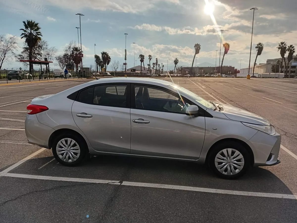 Toyota Yaris 1.5 Gli 4x2 Sdn Mt 4p año 2021