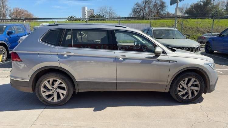 Volkswagen Tiguan 1.4 Tsi Comfortline 4x2 At 5p año 2023