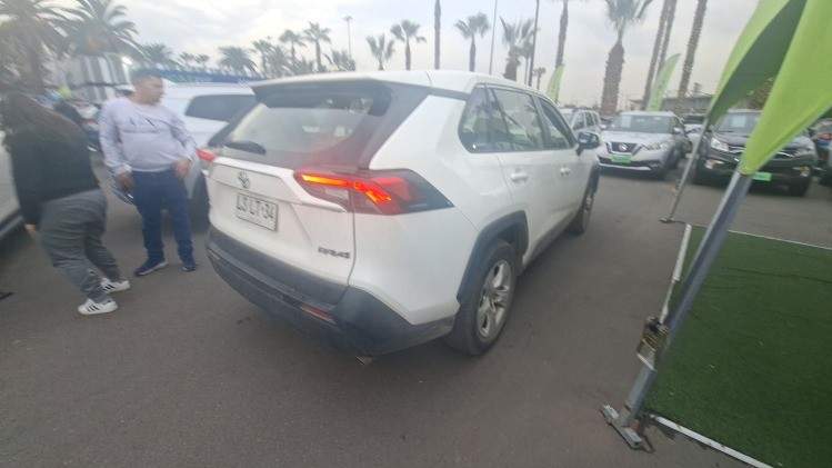 Toyota Rav 4 2.0 Le 4x2 Mt 5p año 2020