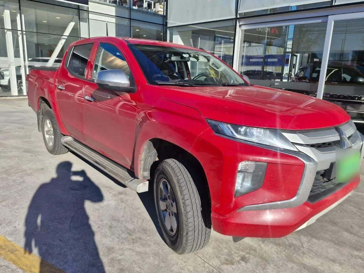 Mitsubishi L200 2.4 Katana Cr Diesel Dob. Cab. 4x2 Mt 4p año 2023