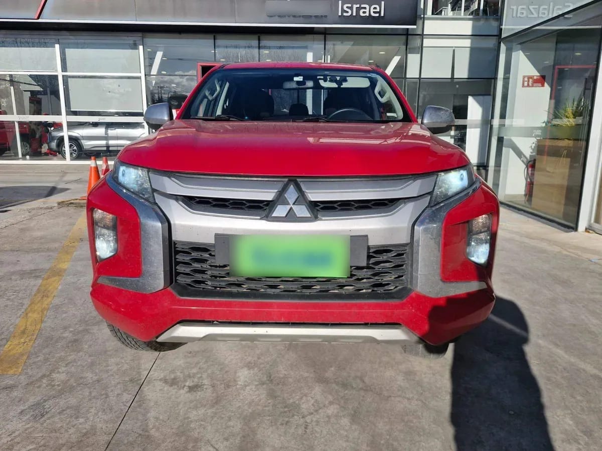 Mitsubishi L200 2.4 Katana Cr Diesel Dob. Cab. 4x2 Mt 4p año 2023