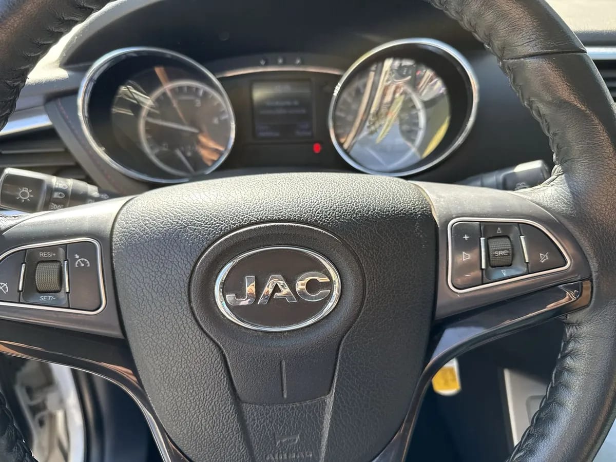 JAC T8 2.0 Comfort 4x2 Diesel Mt 4p año 2022