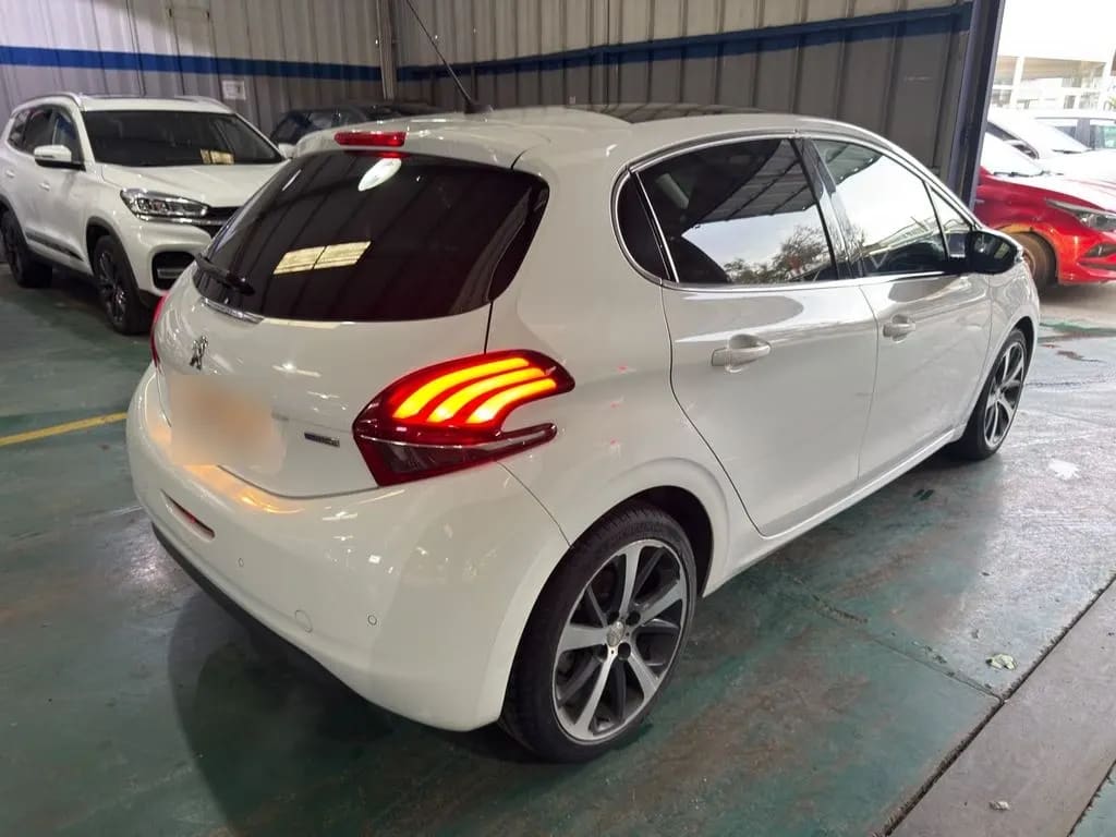 Peugeot 208 1.2 Allure Pack 4x2 110hp At6 5p año 2018