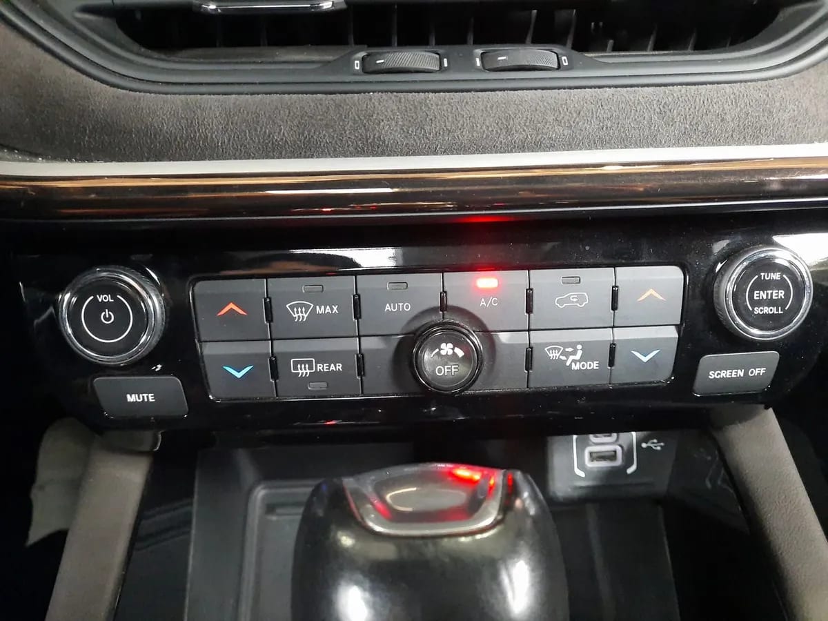 Jeep Commander 1.3t Overland T270 4x2 6at 5p año 2023