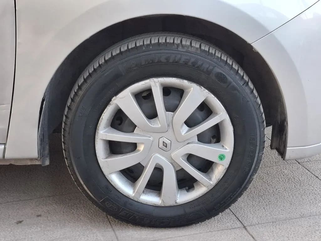 Renault Symbol 1.6 Zen 4x2 Mt 4p año 2022