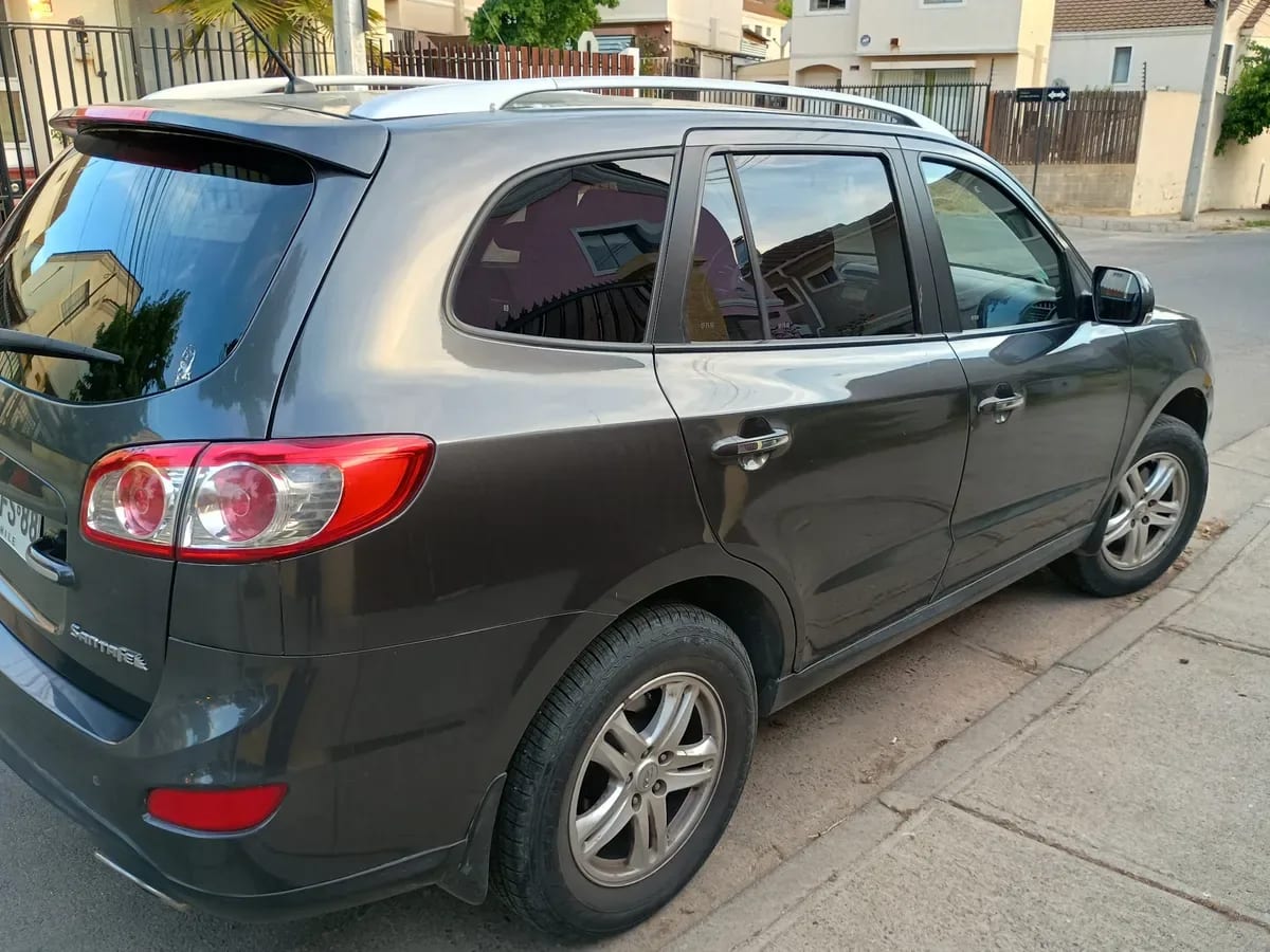 HYUNDAI SANTA FE 2.4 Gl 2wd Mt año 2010