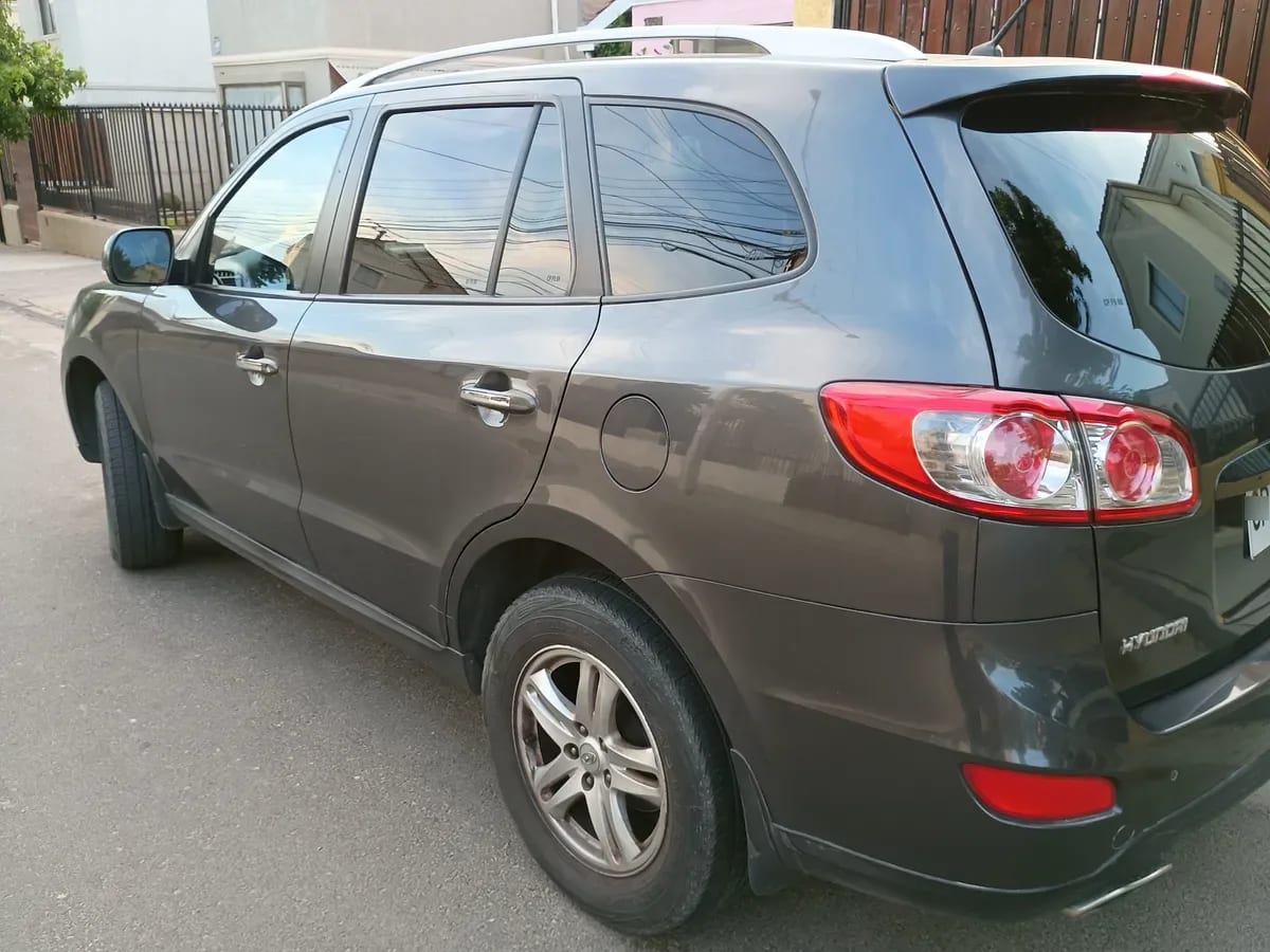 HYUNDAI SANTA FE 2.4 Gl 2wd Mt año 2010