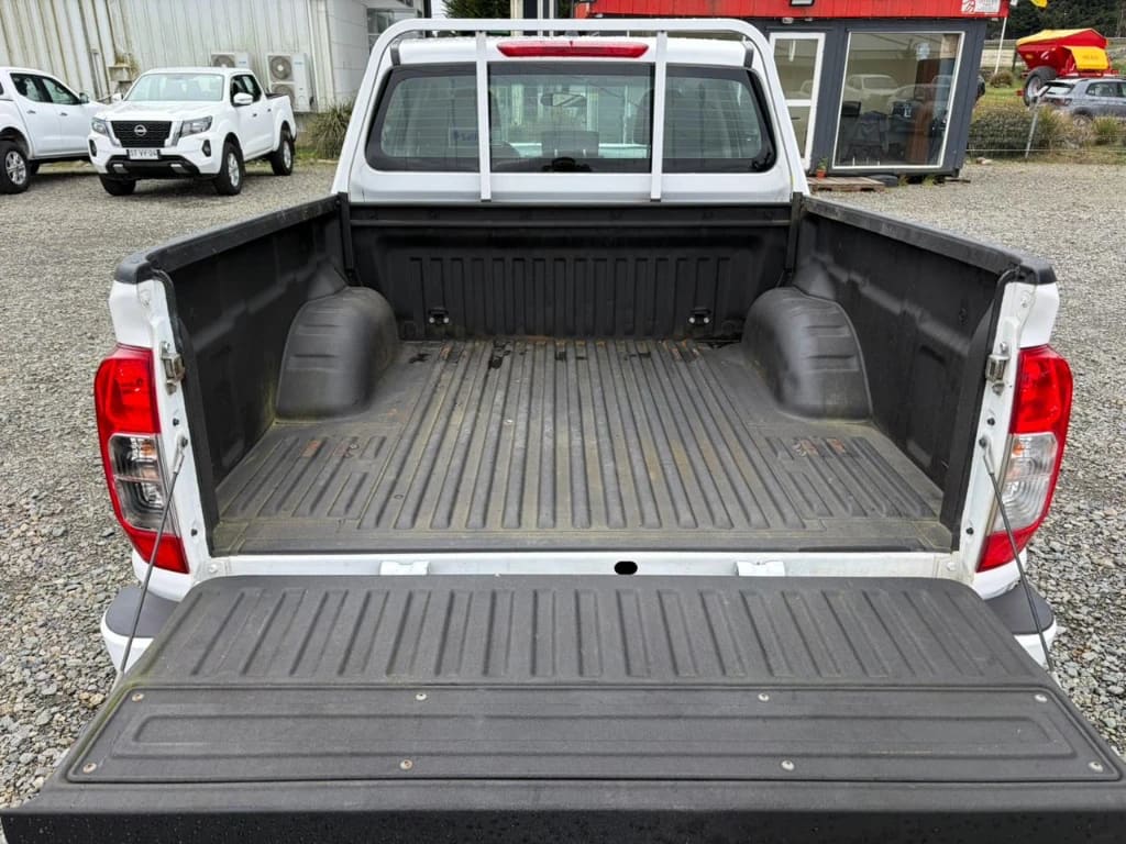 Nissan Navara D Cab Mt Se 4x4 2.3 año 2022