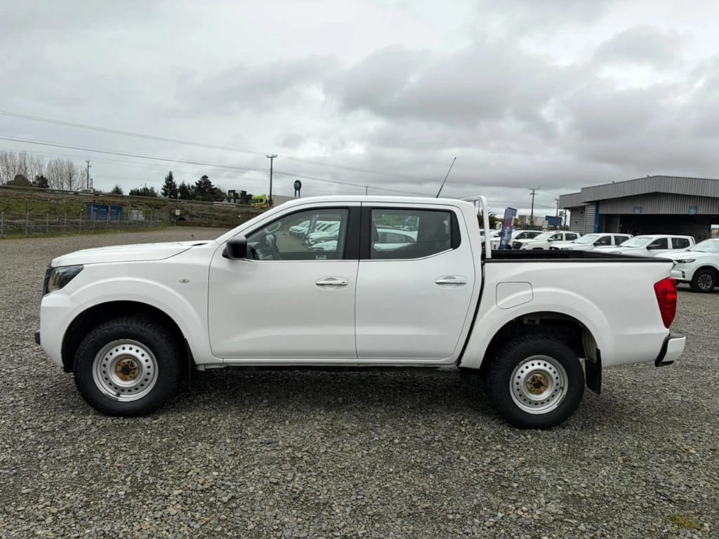 Nissan Navara D Cab Mt Se 4x4 2.3 año 2022