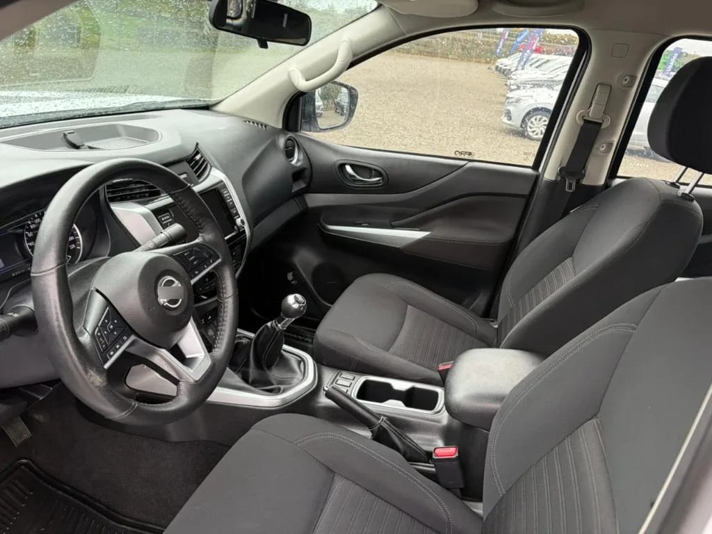 Nissan Navara D Cab Mt Xe 4x4 2.3 año 2023