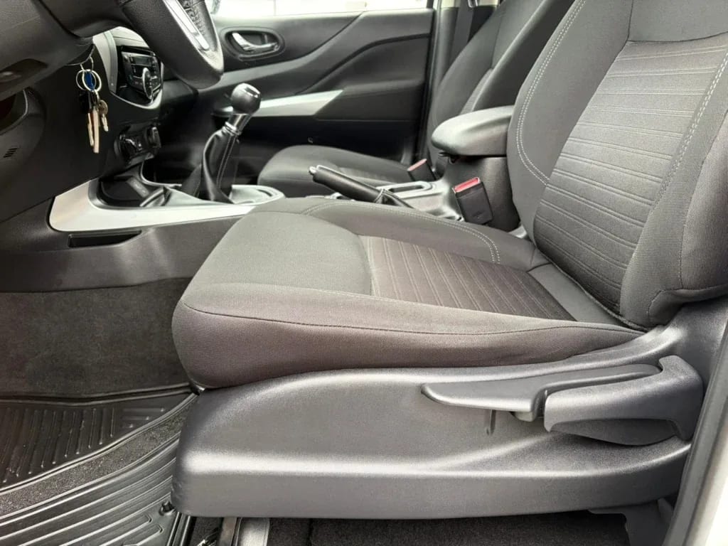 Nissan Navara D Cab Mt Xe 4x4 2.3 año 2023