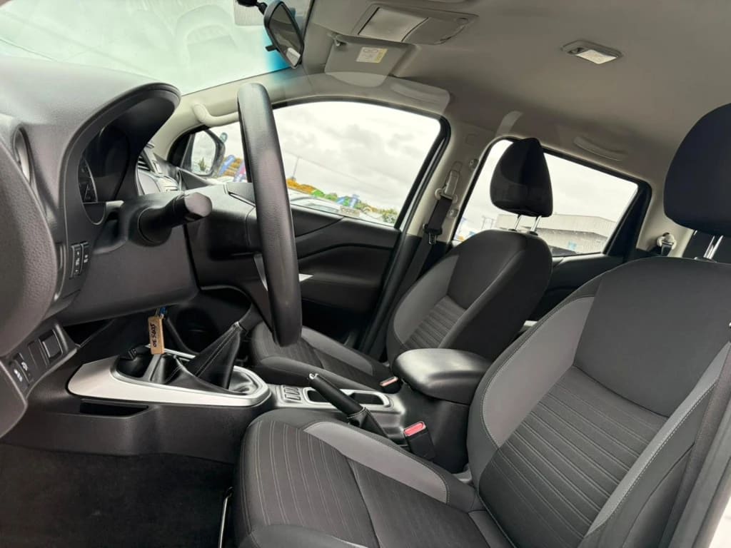 Nissan Navara D Cab Mt Se 4x4 2.3 año 2022