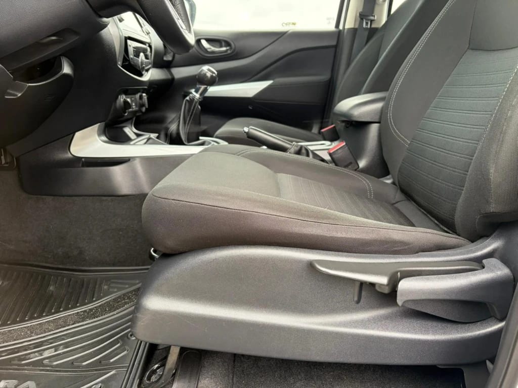 Nissan Navara D Cab Mt Xe 4x4 2.3 año 2023