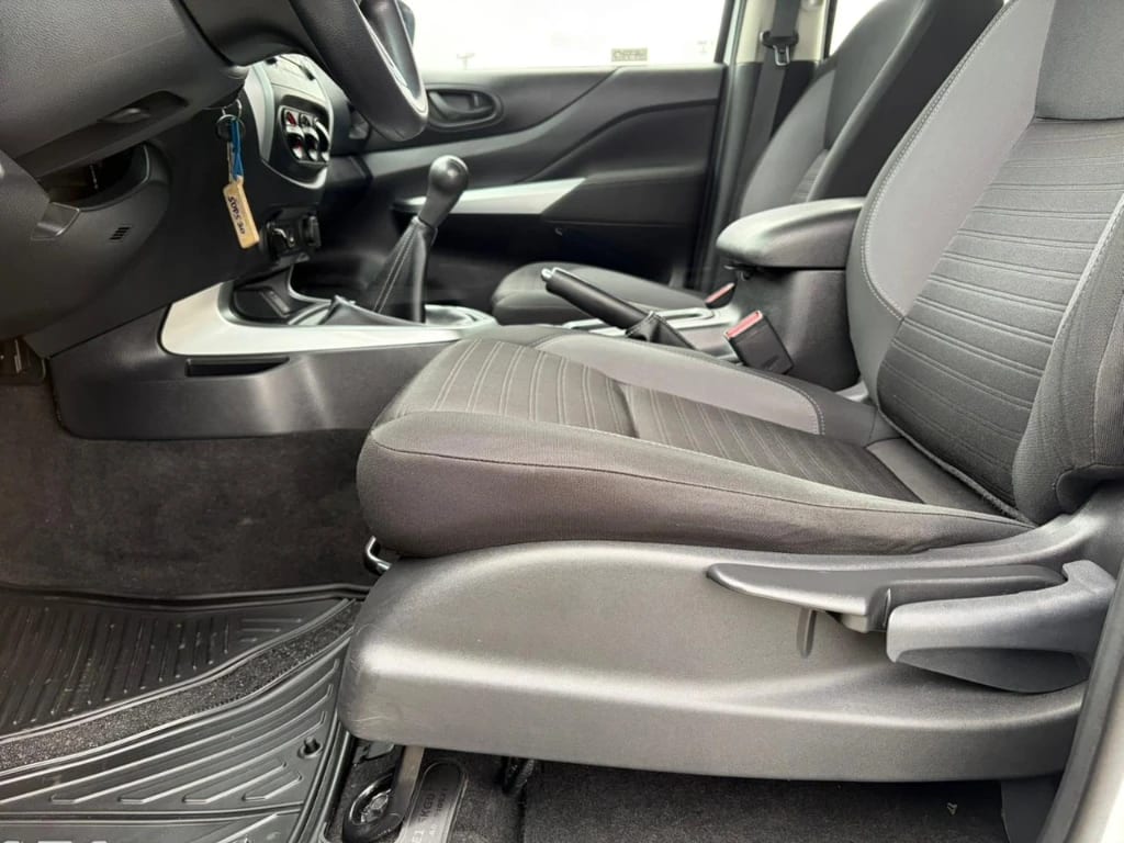 Nissan Navara D Cab Mt Se 4x4 2.3 año 2022