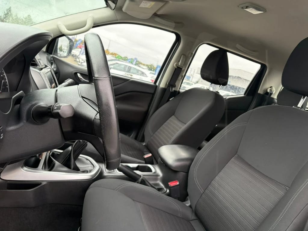 Nissan Navara D Cab Mt Xe 4x4 2.3 año 2023
