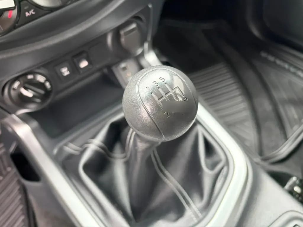Nissan Navara D Cab Mt Se 4x4 2.3 año 2022