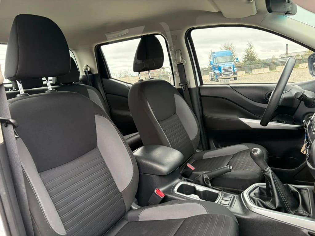 Nissan Navara D Cab Mt Se 4x4 2.3 año 2022