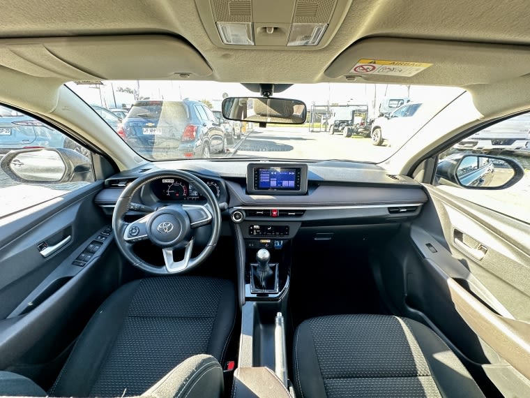 Toyota Yaris 1.5 E Sedan Mt año 2023