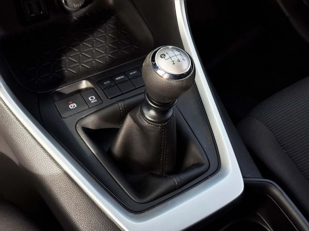 Toyota Rav4 2.0 Le 4x2 Mt 5p año 2022