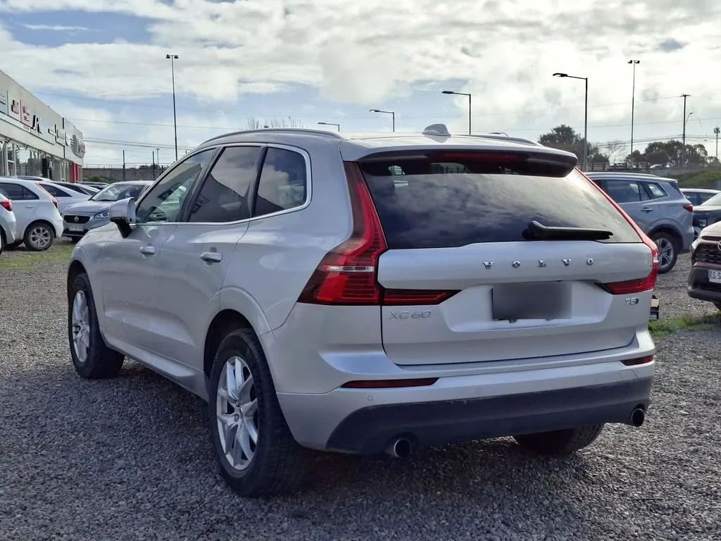Volvo Xc60 2.0 T5 Momentum 4x4 At 5p año 2021