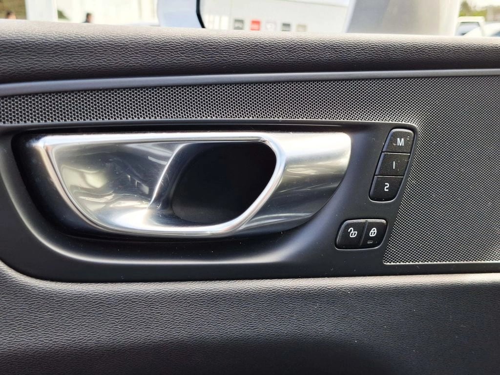 Volvo Xc60 2.0 T5 Momentum 4x4 At 5p año 2021