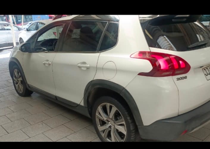 PEUGEOT 2008 1.2 Allure Pack Puretech 110hp At año 2017