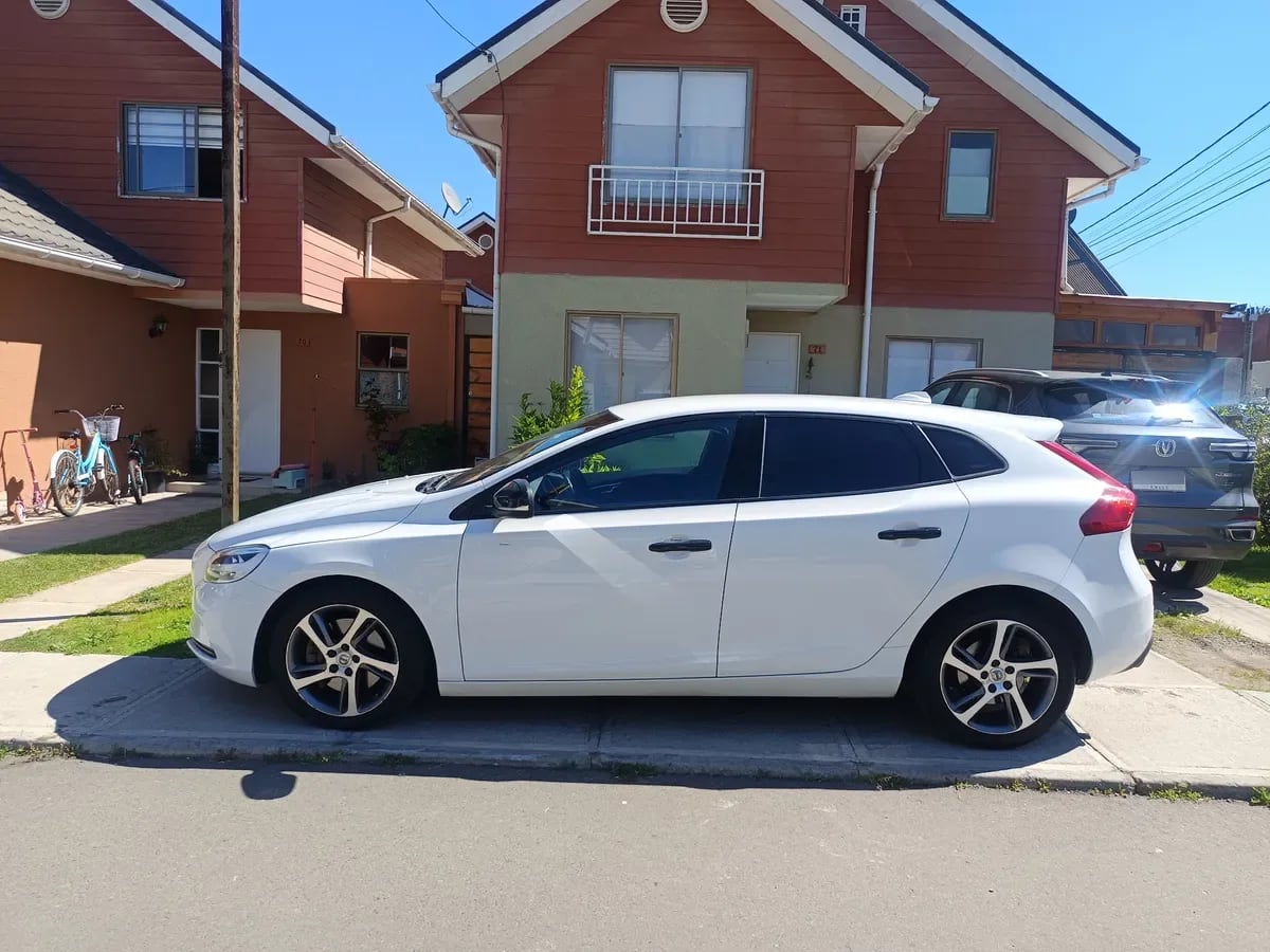 VOLVO V40 2.0 T4 At año 2020