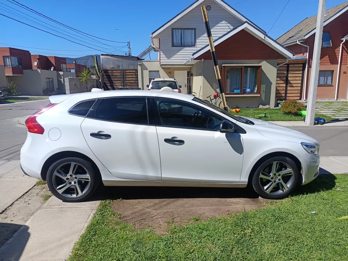 VOLVO V40 2.0 T4 At año 2020