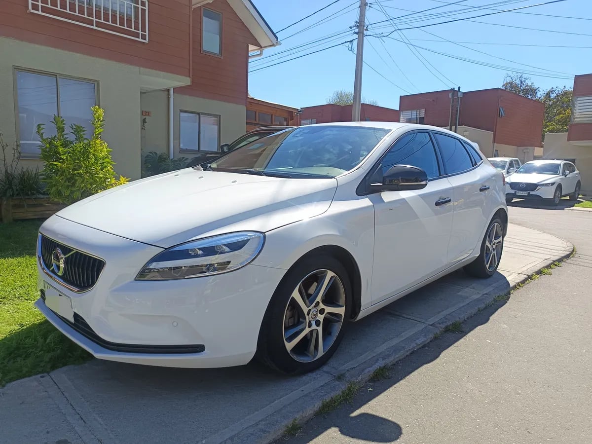 VOLVO V40 2.0 T4 At año 2020