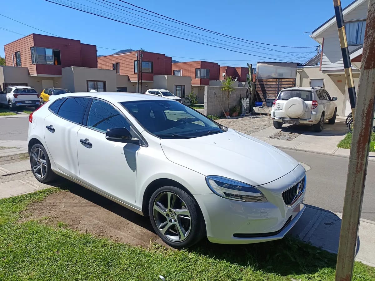 VOLVO V40 2.0 T4 At año 2020