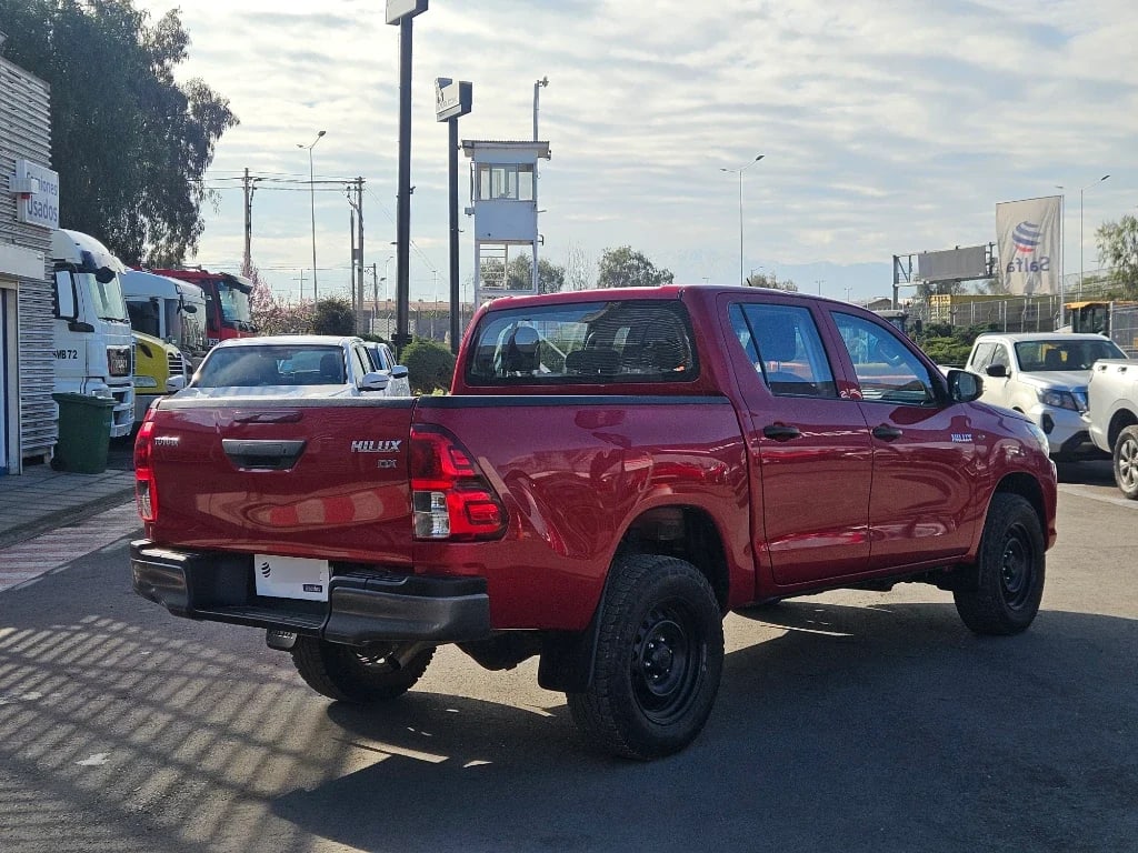 Toyota Hilux Dc 4x4 2.4 D Dx Mt año 2023
