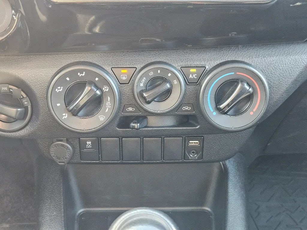 Toyota Hilux Dc 4x4 2.4 D Dx Mt año 2023