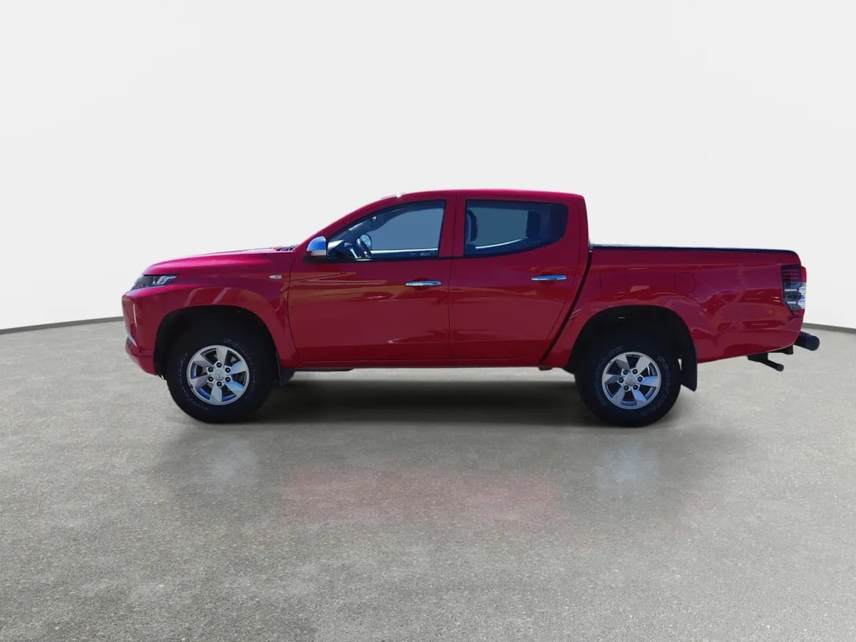 Mitsubishi L200 2.2 Katana Crt Diesel Dob. Cab. 4x4 Mt 4p año 2024