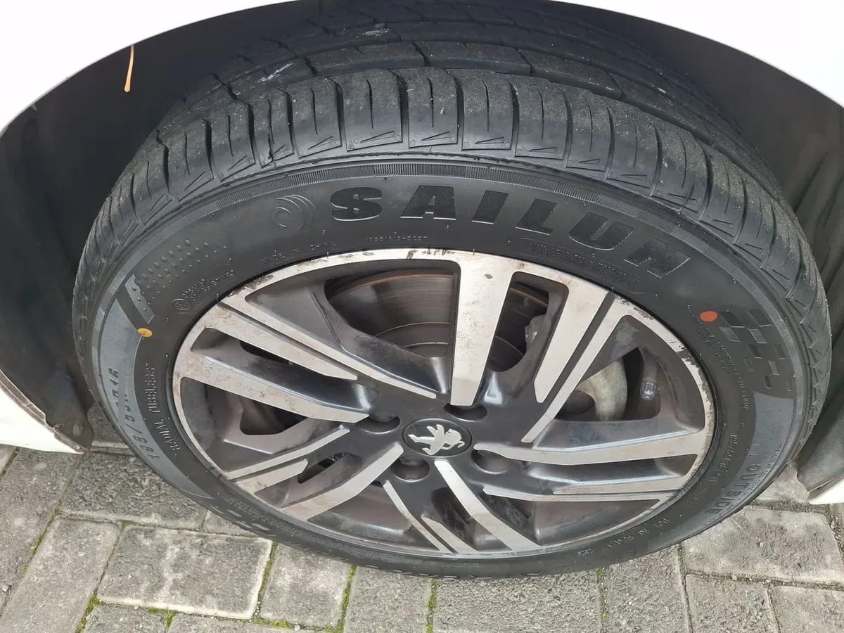 Peugeot 208 1.2 Puretech Allure Pack 130 4x2 Eat8 5p año 2024