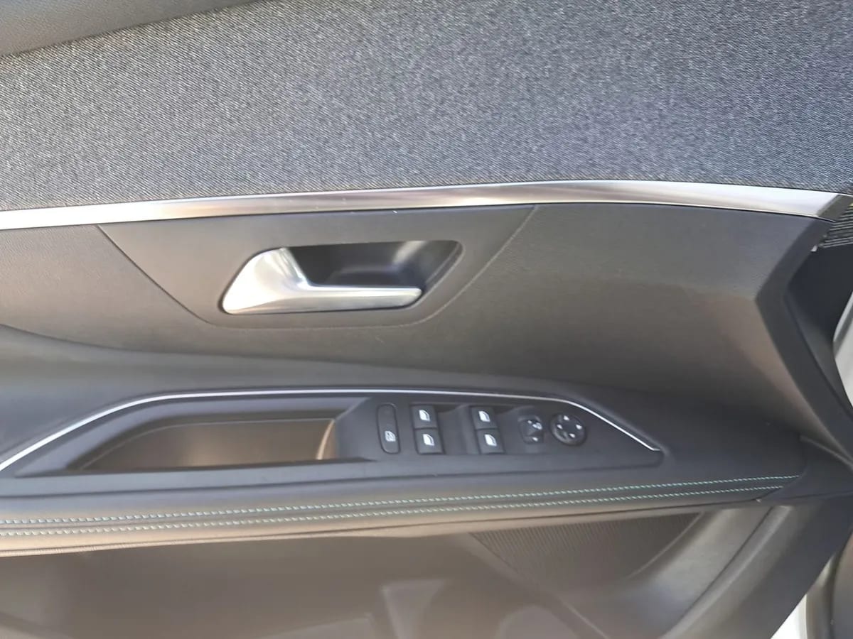 Peugeot 5008 1.5 Allure Pack Bluehdi 130 4x2 Eat8 5p año 2024