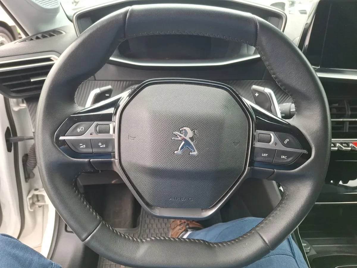 Peugeot 208 1.2 Puretech Allure Pack 130 4x2 Eat8 5p año 2024