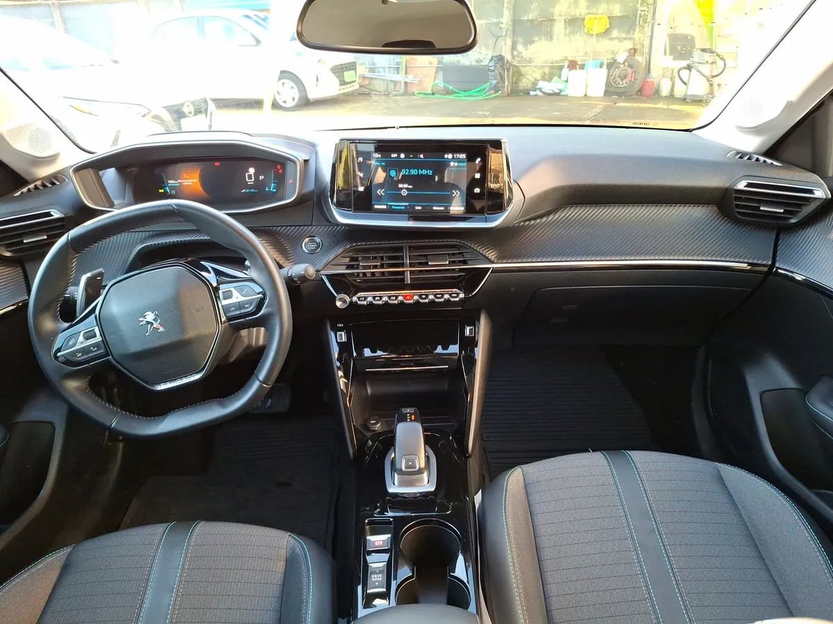 Peugeot 208 1.2 Puretech Allure Pack 4x2 130 Eat8 5p año 2022