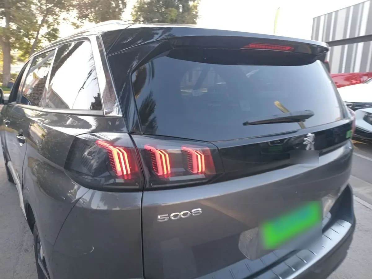 Peugeot 5008 1.5 Allure Pack Bluehdi 130 4x2 Eat8 5p año 2024