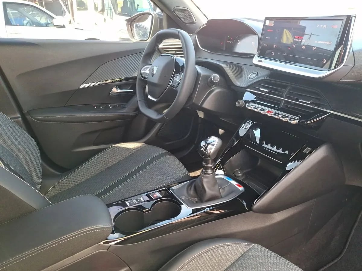 Peugeot 2008 1.2 Allure Pack Puretech 130hp 4x2 Mt 5p año 2025