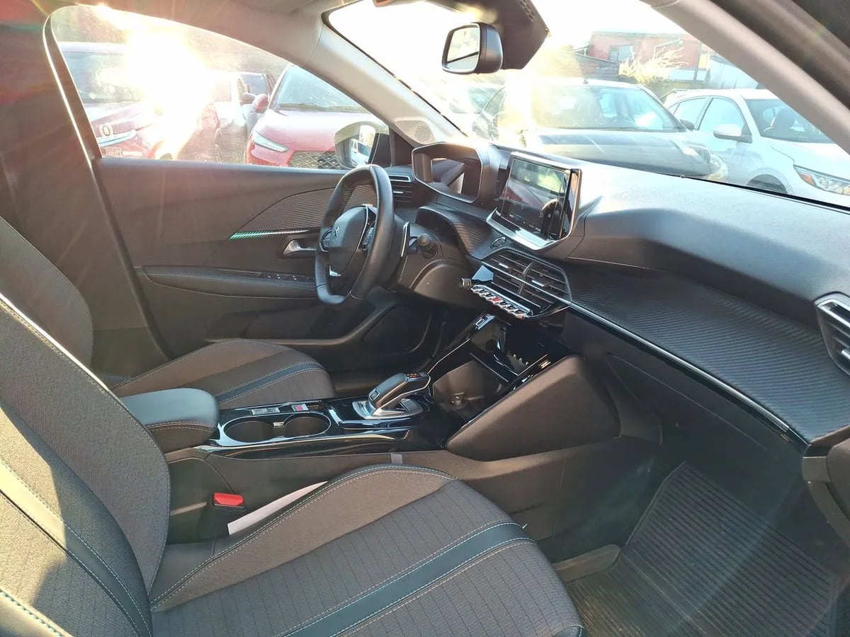 Peugeot 208 1.2 Puretech Allure Pack 4x2 130 Eat8 5p año 2022